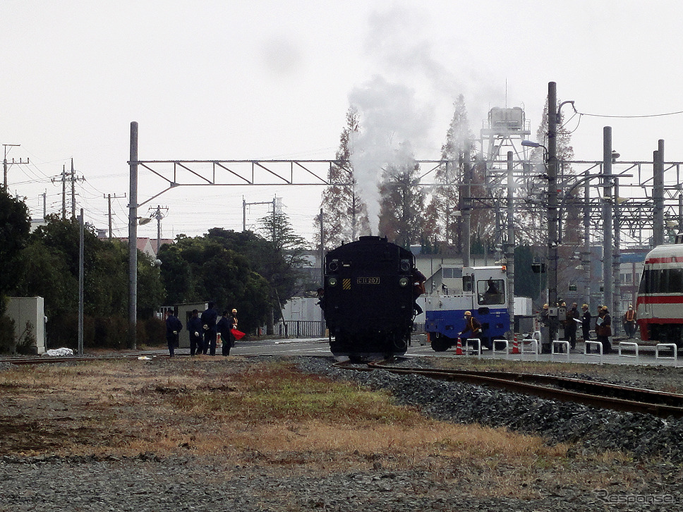 南栗橋車両管区（埼玉県久喜市）の東端、試運転線を走る蒸機C11形207号機