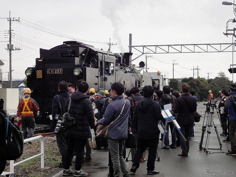 南栗橋車両管区（埼玉県久喜市）の東端、試運転線を走る蒸機C11形207号機