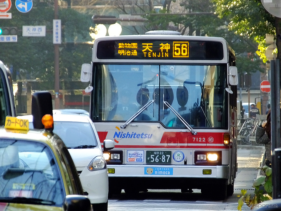 博多バスターミナル周辺を行く路線バス