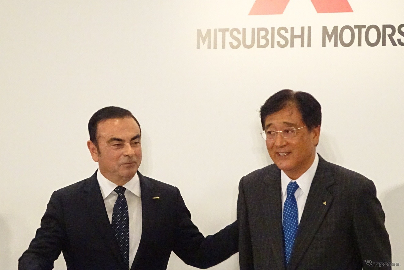 日産のゴーン社長（向かって左）と三菱自の益子現会長兼社長