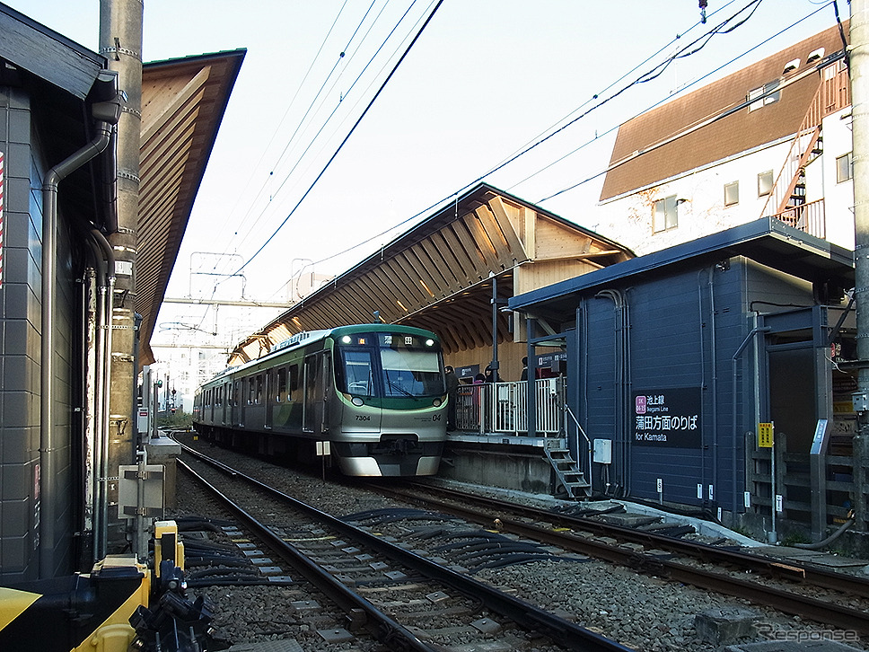 木材を積極的に使い改装した戸越銀座駅