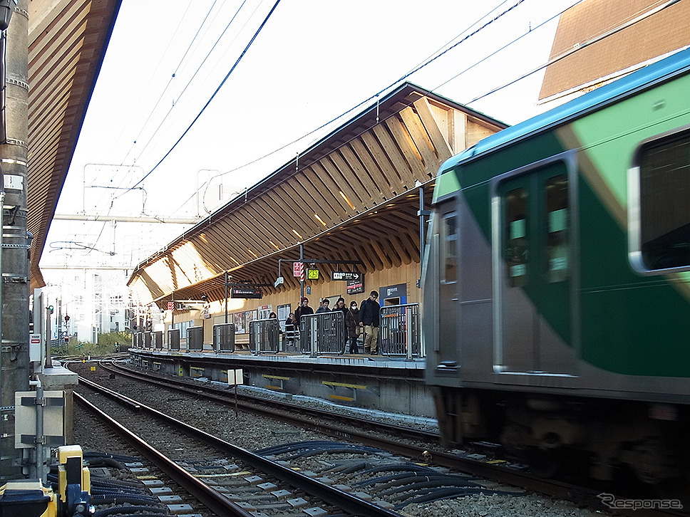 木材を積極的に使い改装した戸越銀座駅