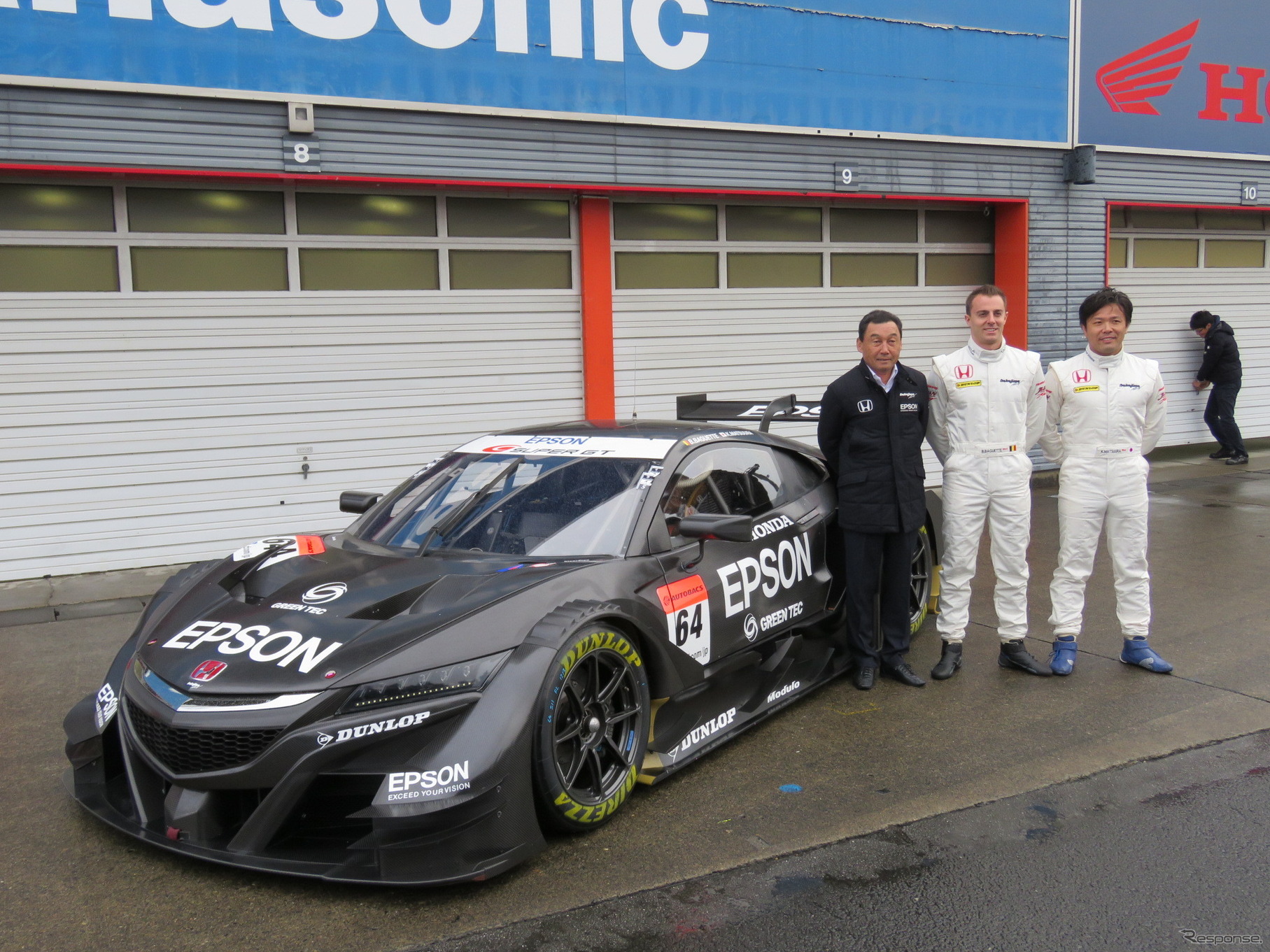 #64 ナカジマ・レーシング（左から中嶋悟監督、バゲット、松浦孝亮）。