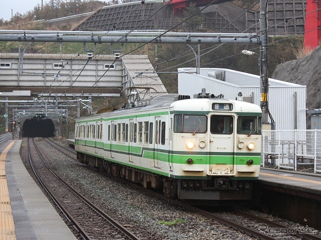 信越本線を走る新潟地区の115系。新潟地区独自の塗装に変更されているが、黄色と赤の塗装はこれまで採用されたことがない。
