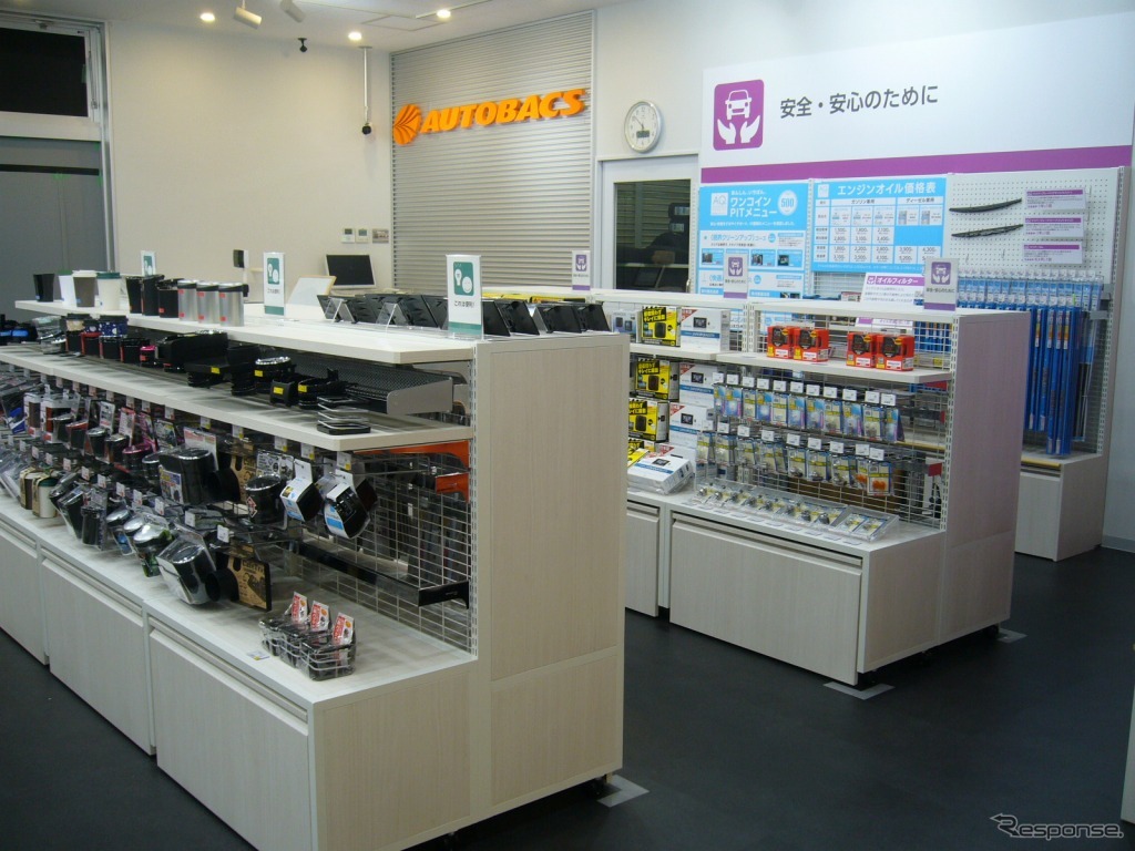 高さ1200mmの陳列什器（オートバックス岩国店）