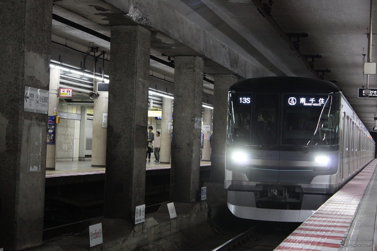 臨時列車として初めて営業運行を行った13000系の13101編成。車内は平日朝のような混雑だった。