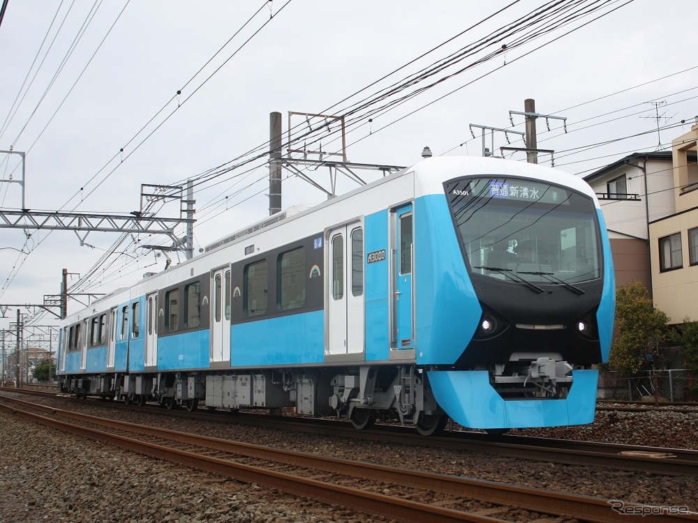 既に営業運転を行っているA3000形の第1編成。車体塗装は富士山にちなんだ水色を採用した。