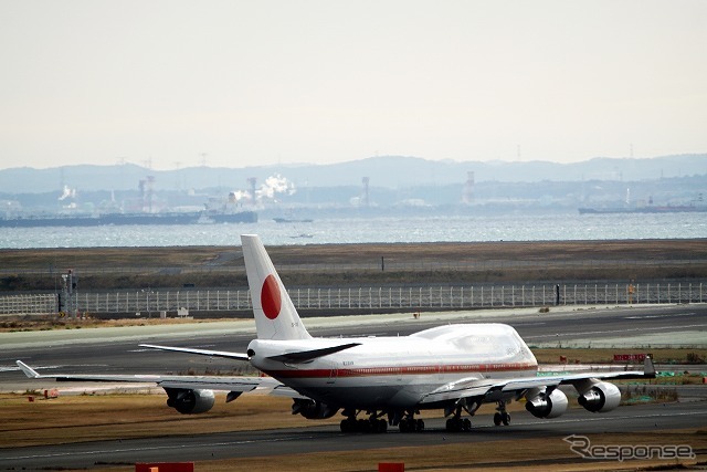 羽田空港のVIPスポットを出て、C滑走路（34R）に向かってタキシングしていく政府専用機。国内間の移動に使われるのは非常に珍しい。