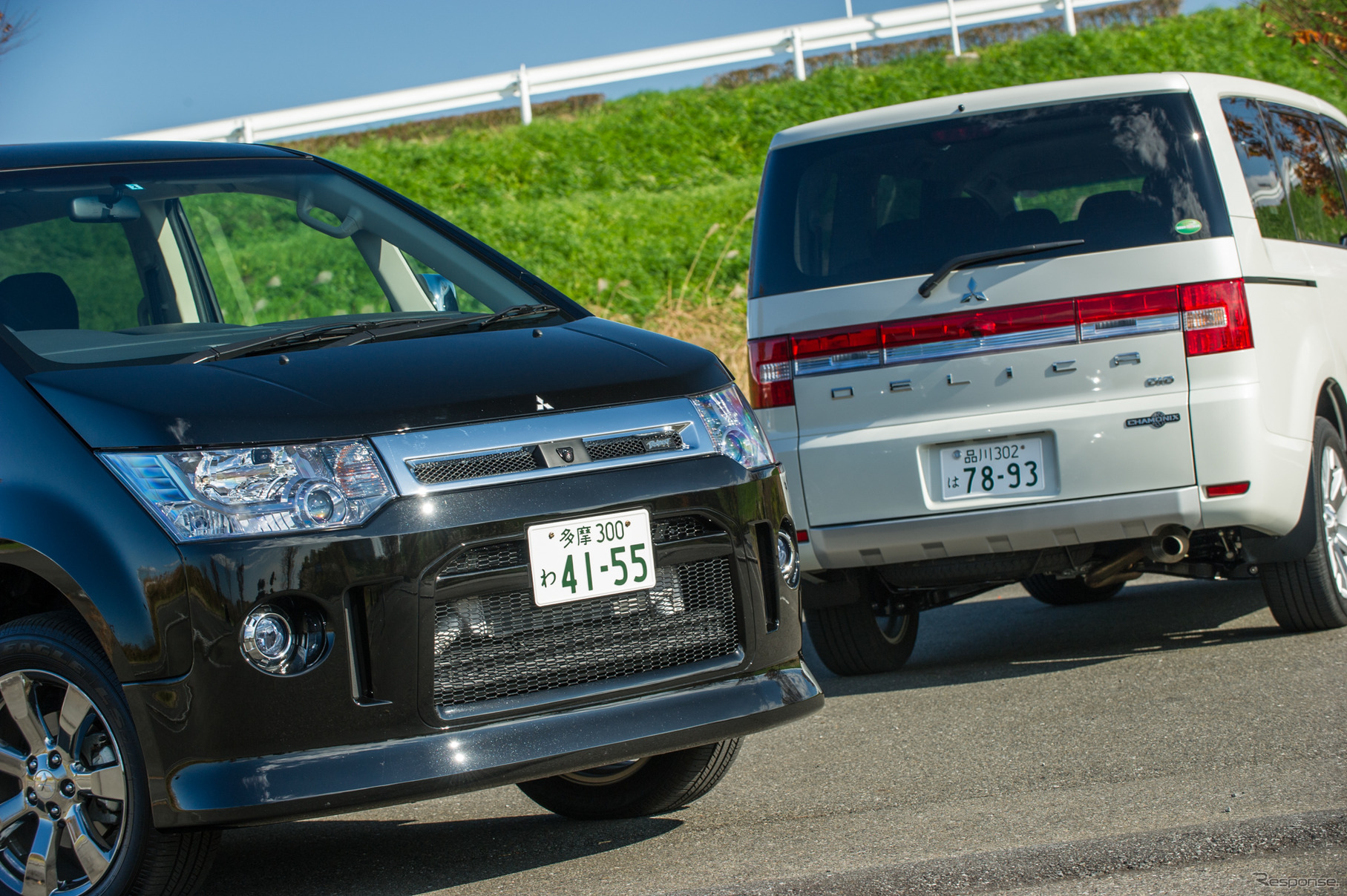 三菱 デリカD:5 の特別仕様車「ローデスト ロイヤルツーリング」（左）と「シャモニー」（右）