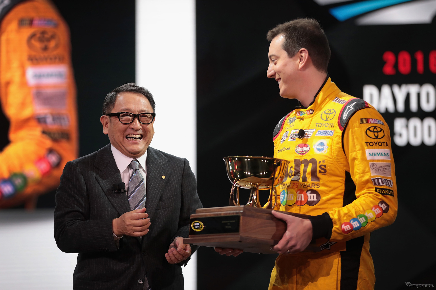 豊田社長とブッシュ選手（デトロイトモーターショー2017）　(c) Getty Images