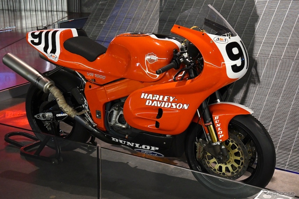 水冷DOHC Vツインエンジンを搭載するハーレーダビッドソンのレーシングマシン『VR1000』（1994年）。