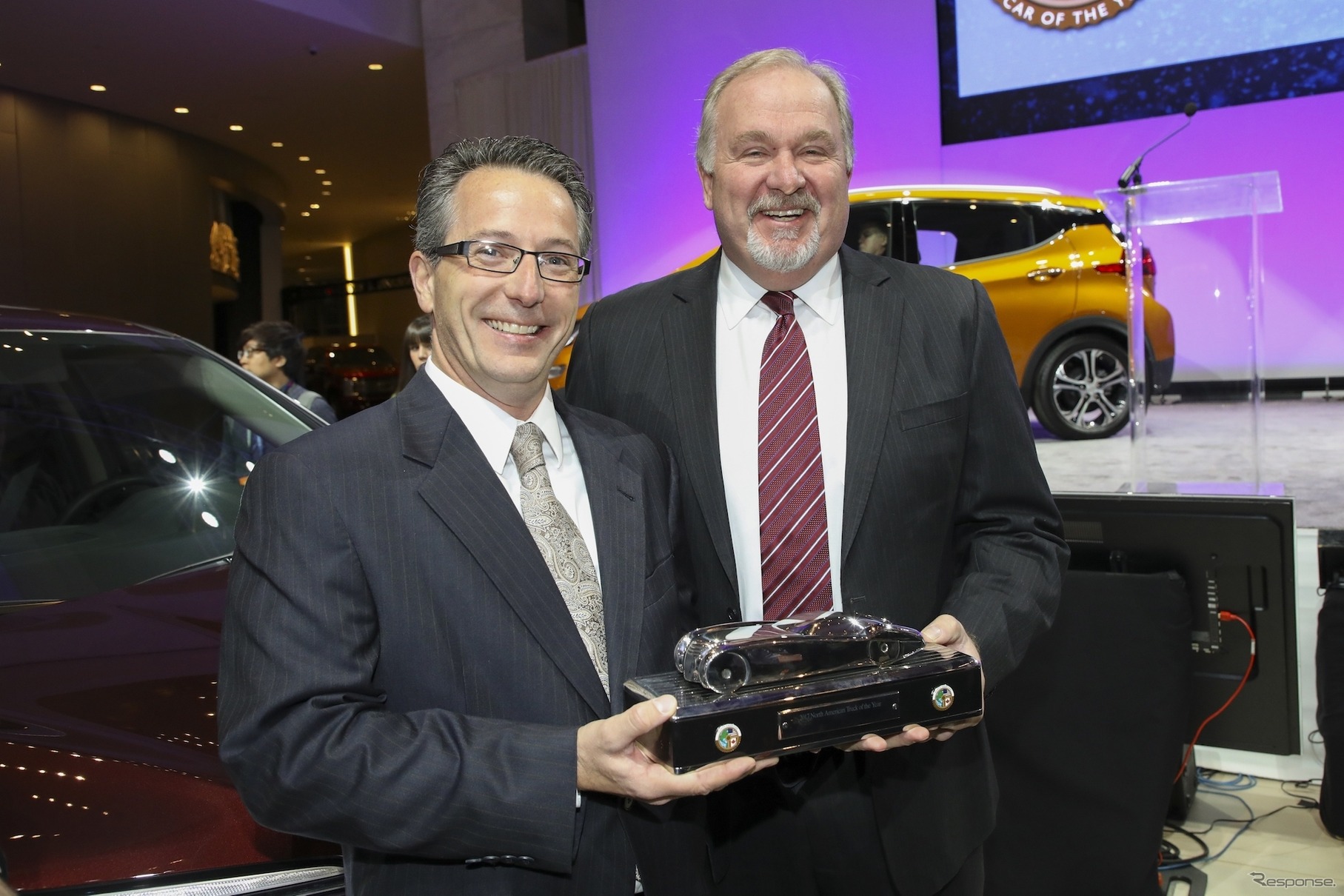 受賞を喜ぶリッジライン開発エンジニアのジム・ロフタス氏（向かって左）と、アメリカン・ホンダ自動車部門専務副社長のジョン・メンデル氏。