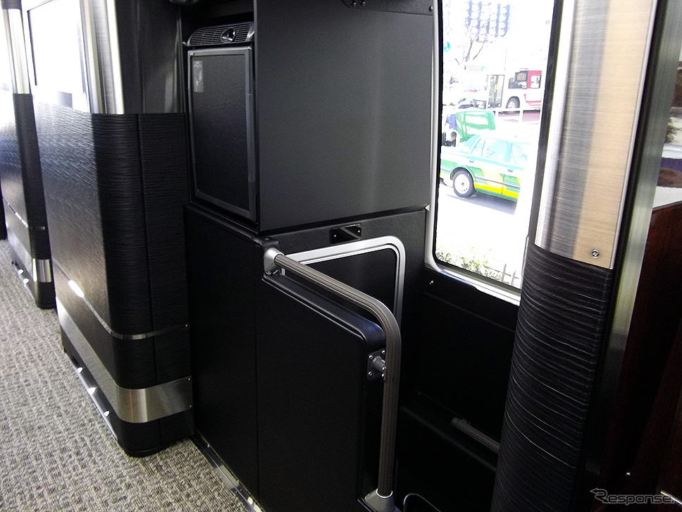 「ドリームスリーバー東京大阪号」　トイレへと続く階段