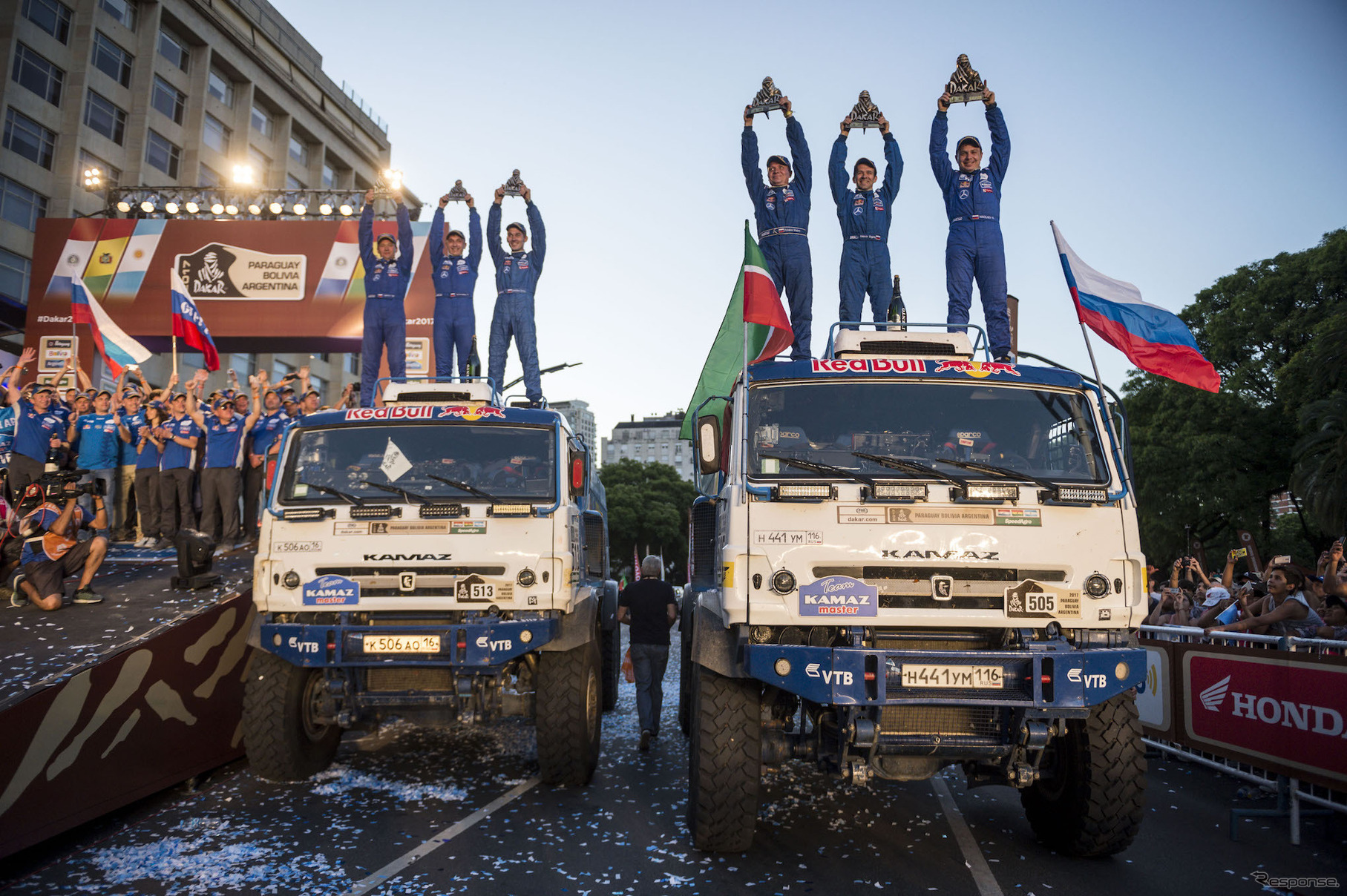 トラックの総合優勝はカマズの#505 ニコラエフ組（右）。