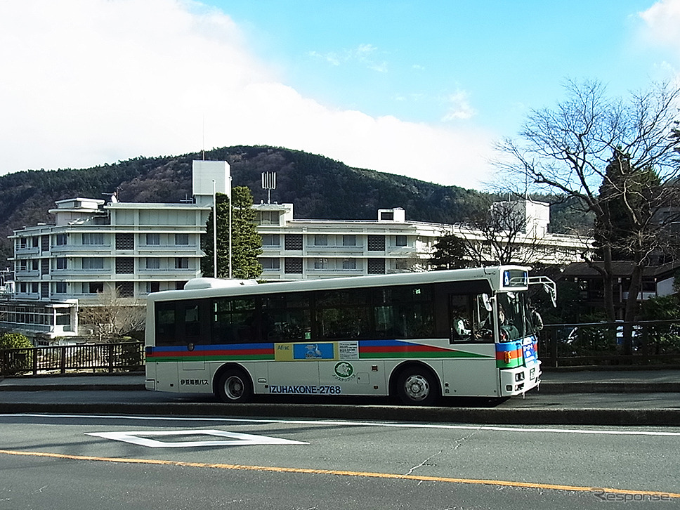 箱根駅伝5区を行く路線バス