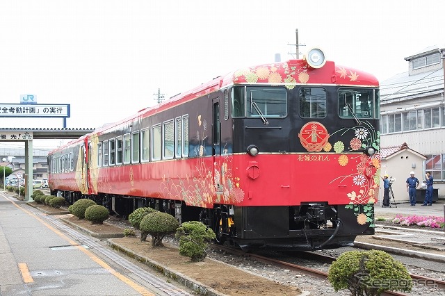 JR西日本は『花嫁のれん』などの観光列車を運行する。