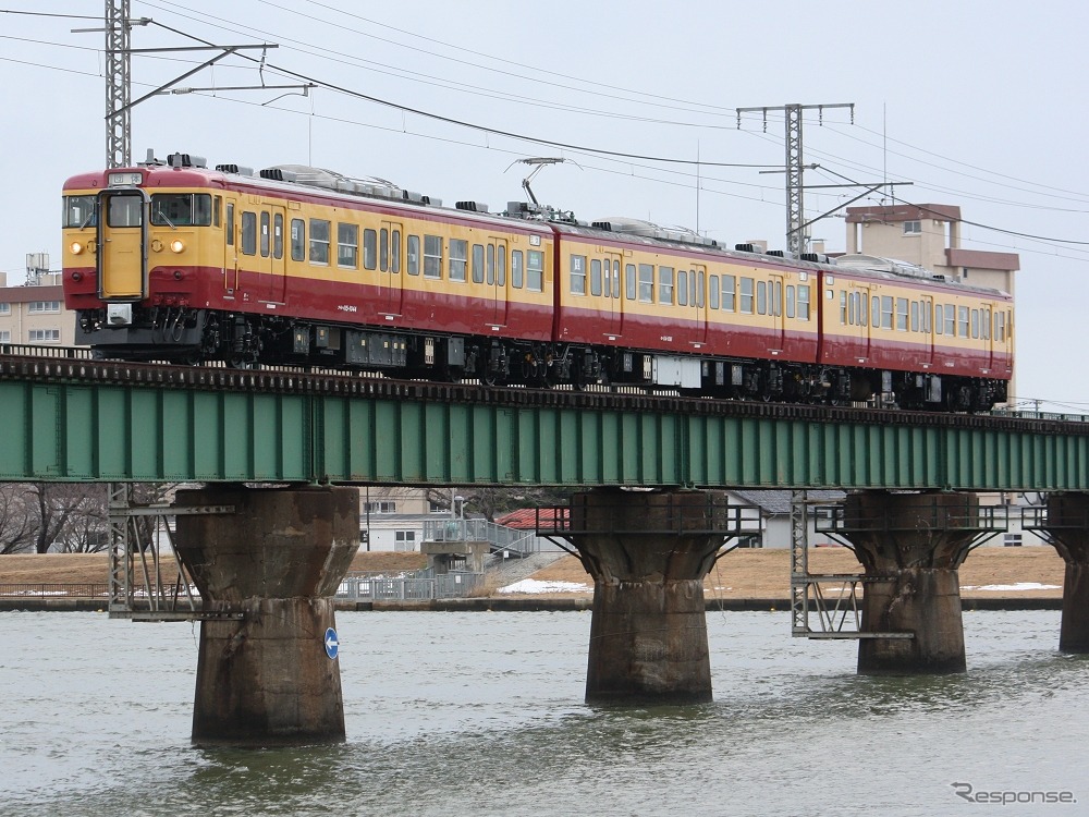 「初代・新潟色」をまとった新潟地区の115系。ツアー専用の団体臨時列車として運行された。