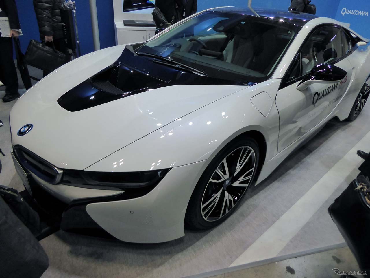 ブースにはフォーミュラーEのセーフティカーをイメージする、市販されているBMW i8を展示した