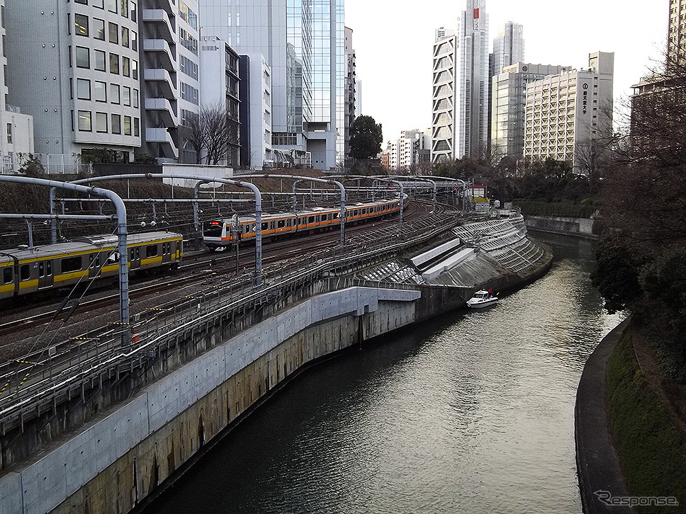 御茶ノ水橋から新宿方。断崖に耐震補強が見える