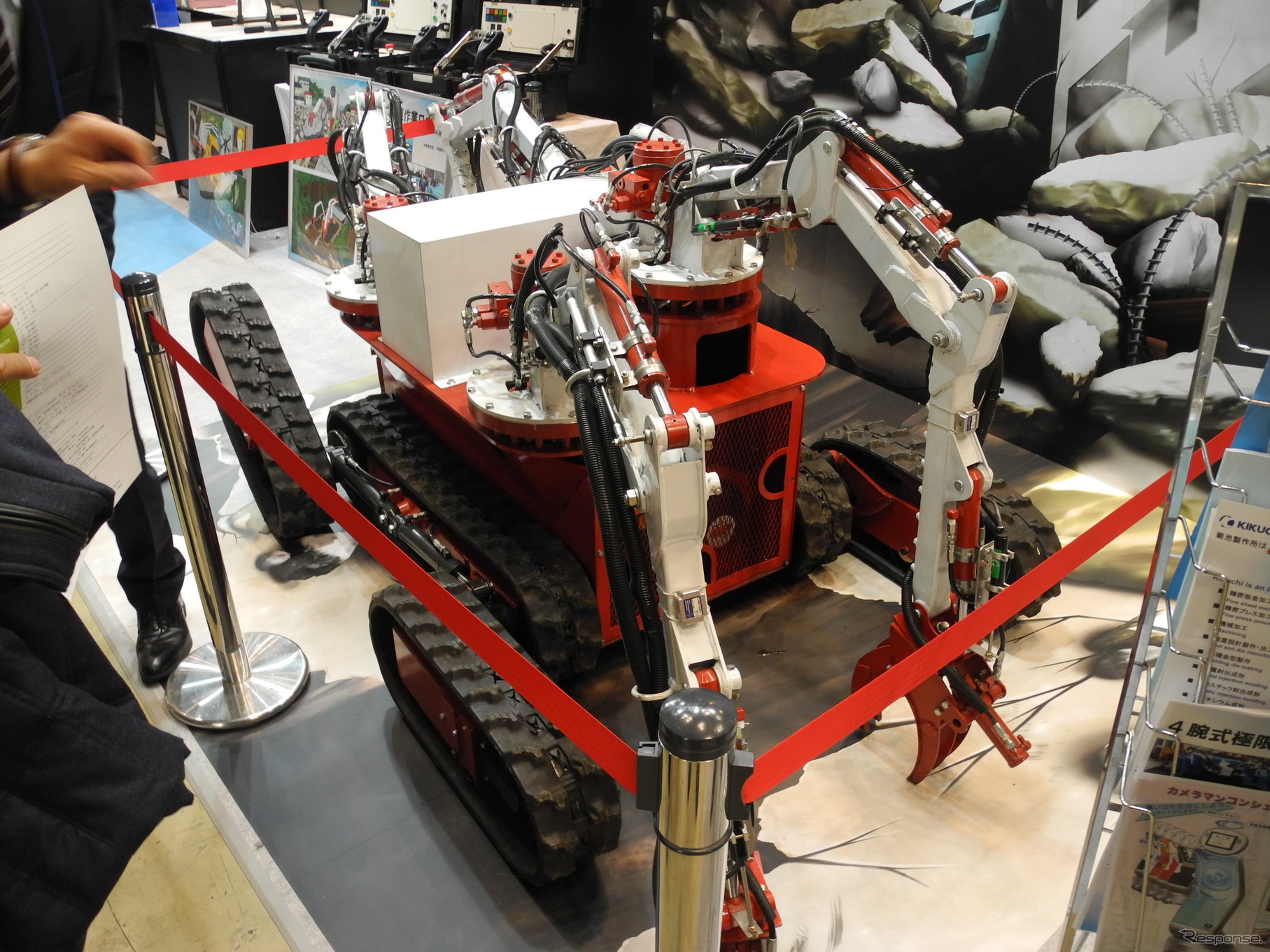 菊池製作所が展示した4腕式極限作業ロボット