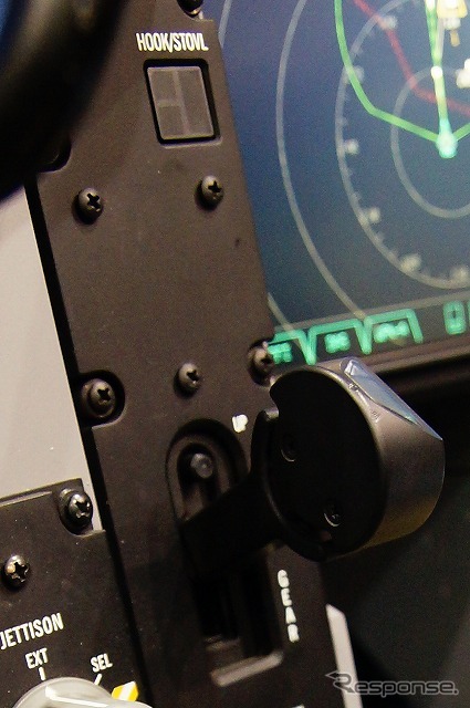この「HOOK/STOVL」スイッチがF-35シリーズの基本である「A型」との機能的差異を決めるもの。「B型」では垂直着陸用リフトファンが作動し、「C型」では着艦用のフックが出てくる。