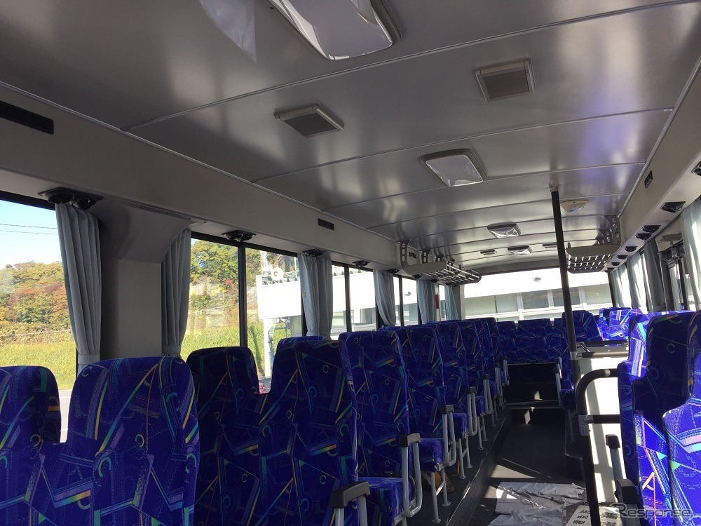 大型二種の大型の要件に乗車定員があるので、教習車にも座席はたくさんついている。
