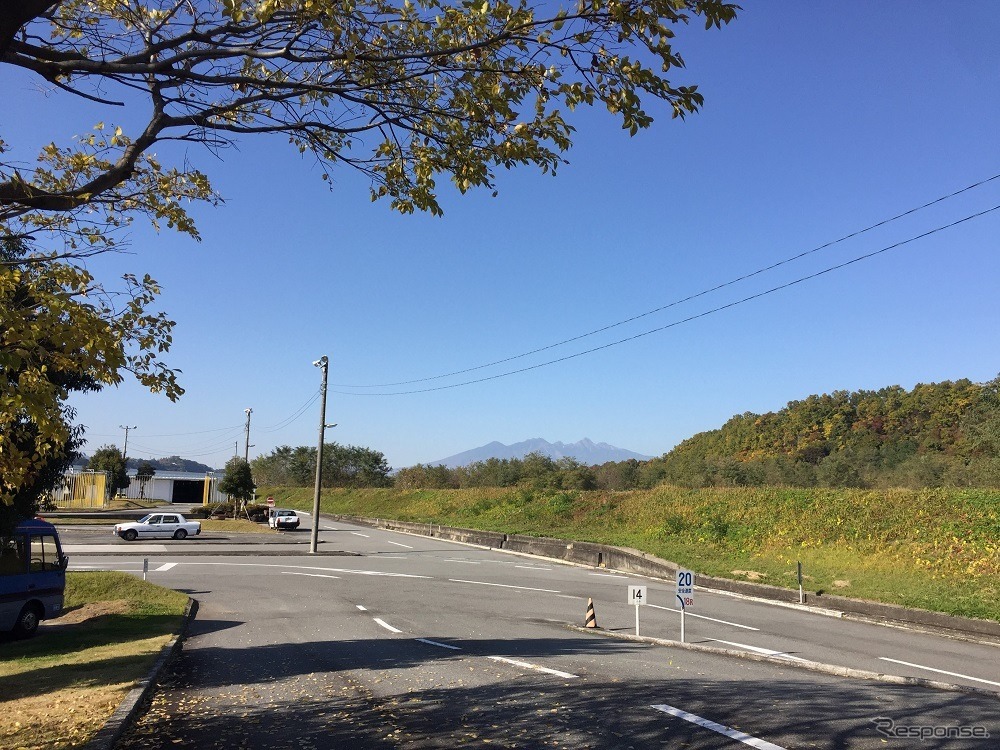 富士山が見えた場所から真後ろを見ると八ヶ岳。合宿免許の寮も完備の韮崎自動車教習所。運転を習得するのにもってこいの場所だ。
