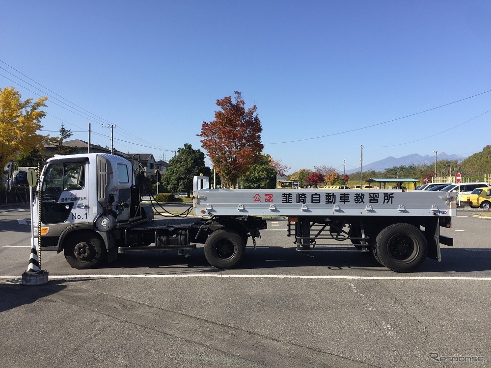 けん引の教習車は引く方と引かれる方の長さがほぼ1：1。かなり振れるので、バックも車庫入れもテクニックを擁する。