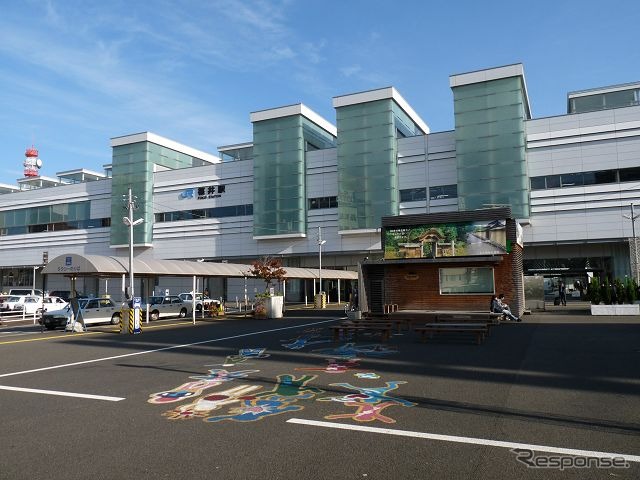 JR西日本は2018年夏に福井県内の北陸本線19駅にICOCAを導入する。写真は福井駅。