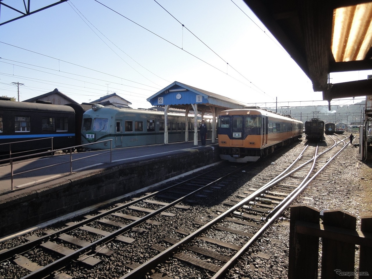 新金谷駅で並んだ21000系と元・近鉄16000系。