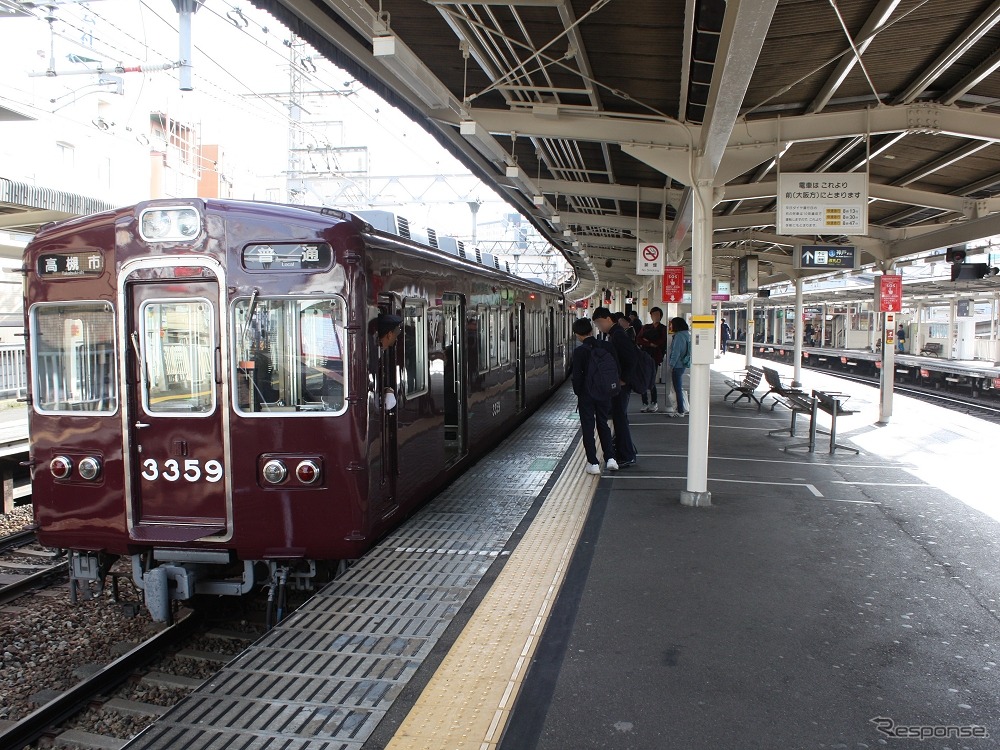 阪急電鉄と阪神電鉄は引き続きPiTaPaのみ発売する。写真は阪急電鉄。