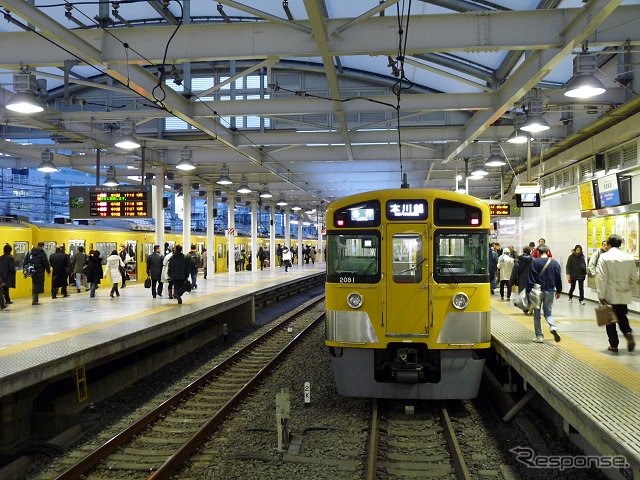 西武は池袋駅に続き練馬駅や西武新宿駅など5駅でホームドアを整備する。写真は西武新宿駅。