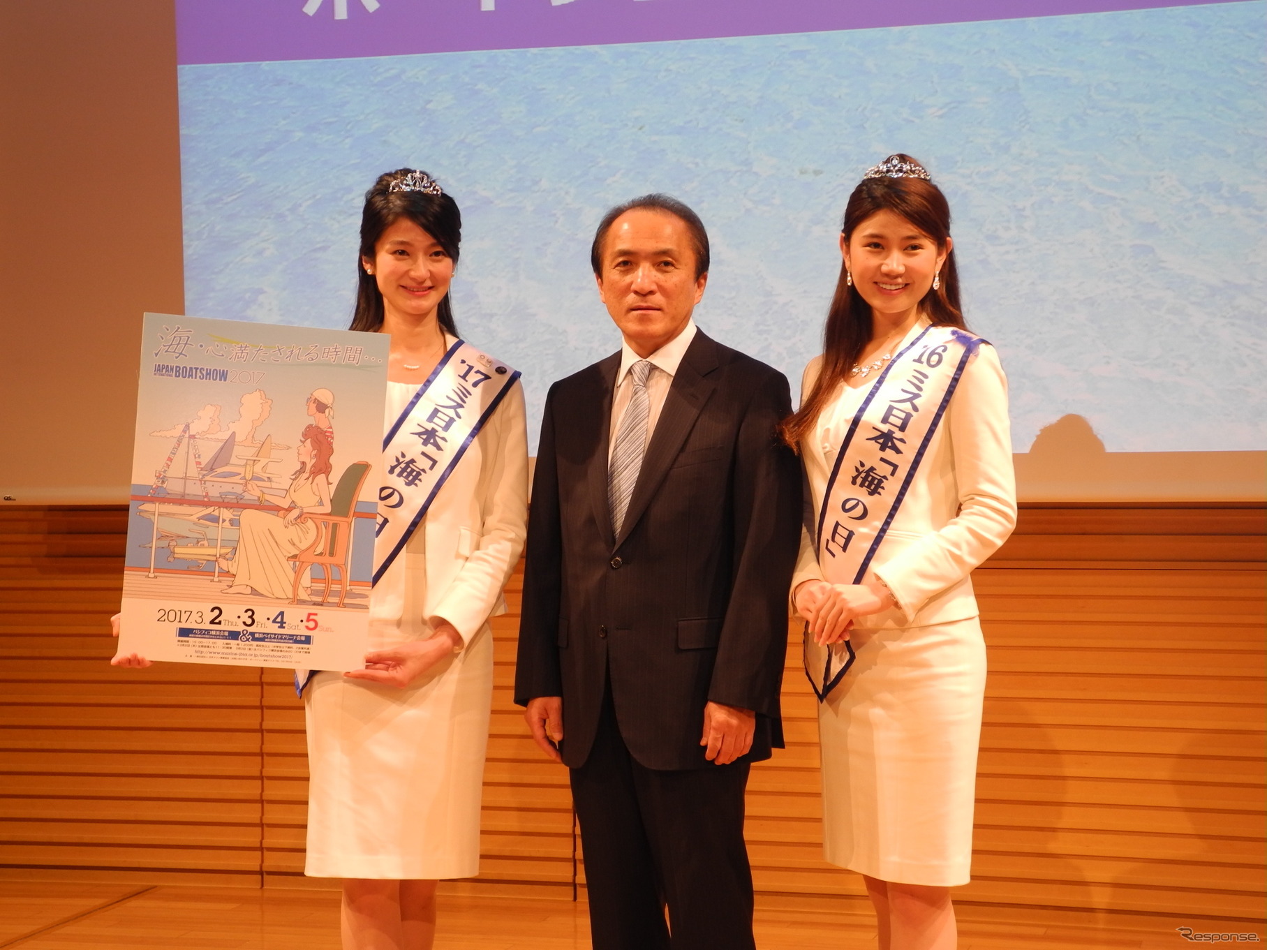 日本マリン事業協会の柳弘之会長と2017ミス日本「海の日」の三上優さん（左）と2016ミス日本「海の日」の杉浦琴乃さん