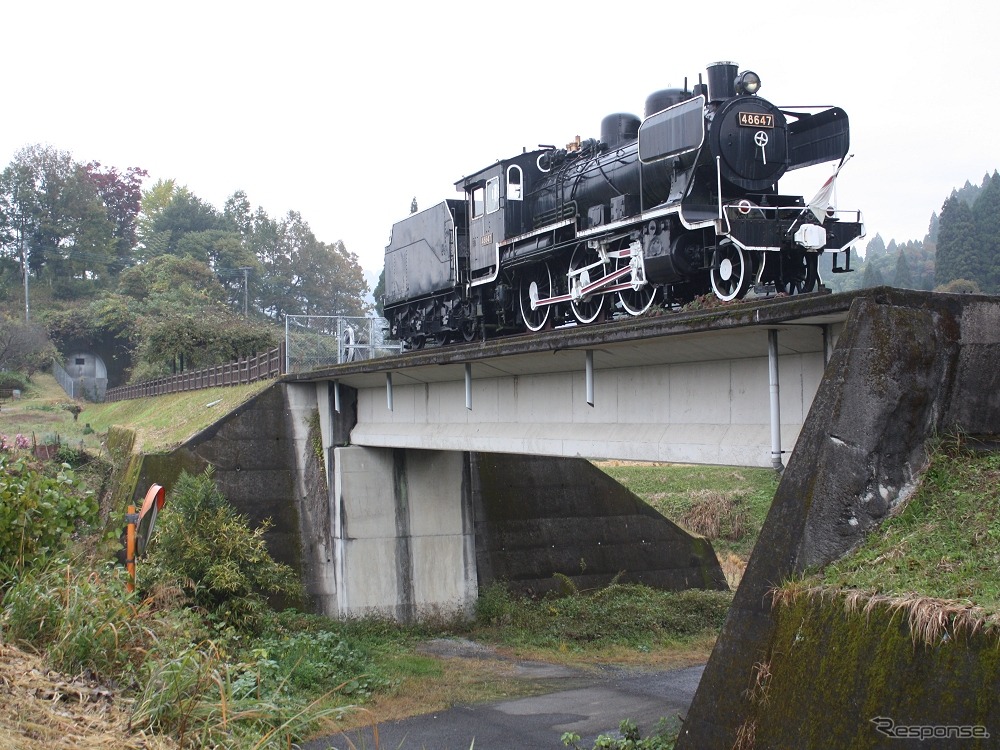 未成線の遺構は各地に点在しており、一部は観光などに活用されている。写真は橋りょうで蒸気機関車を展示保存している高千穂線。