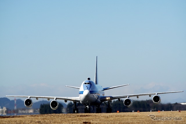 着陸後、滑走路端から戻ってくるE-4B。