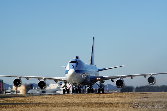 大統領専用機（エアフォースワン）と異なり、着陸後のタキシングも他の航空機と同様に行なう。