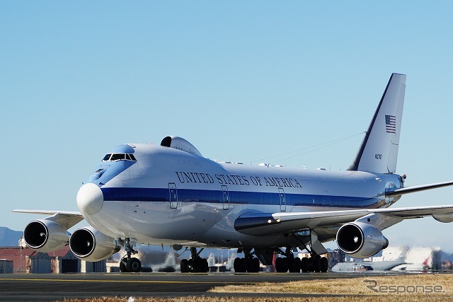 ボーイング747-200の旅客型を改造した機体なので、窓の痕跡もあるがすべて埋められている。