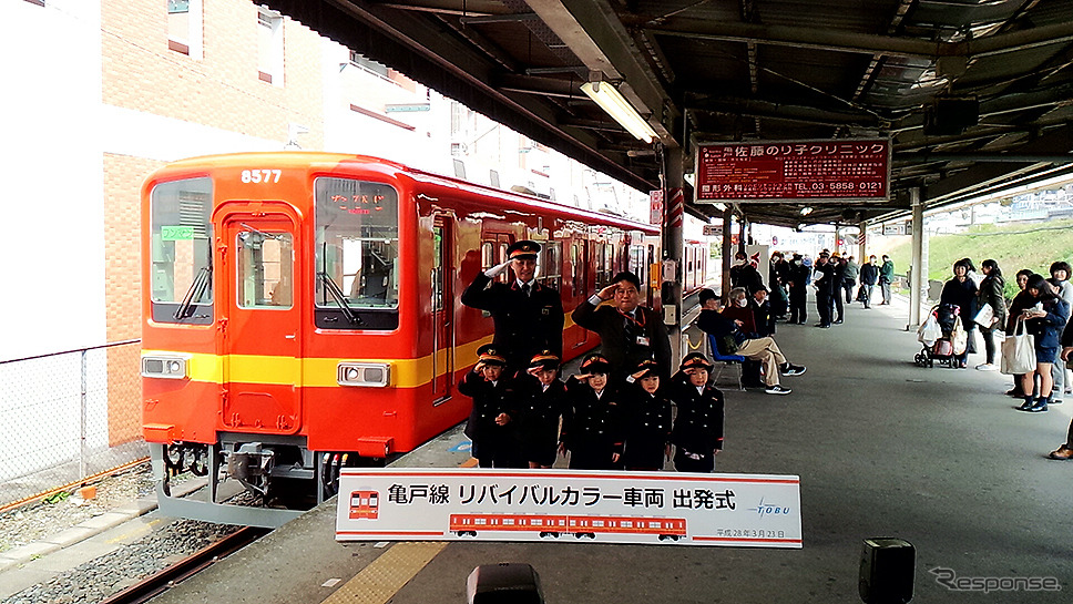 2016年3月から亀戸線で運行されているオレンジ＋黄帯の8000系。緑＋白帯の車両が運行を開始すると、「昔の塗装」の編成が二つになる。