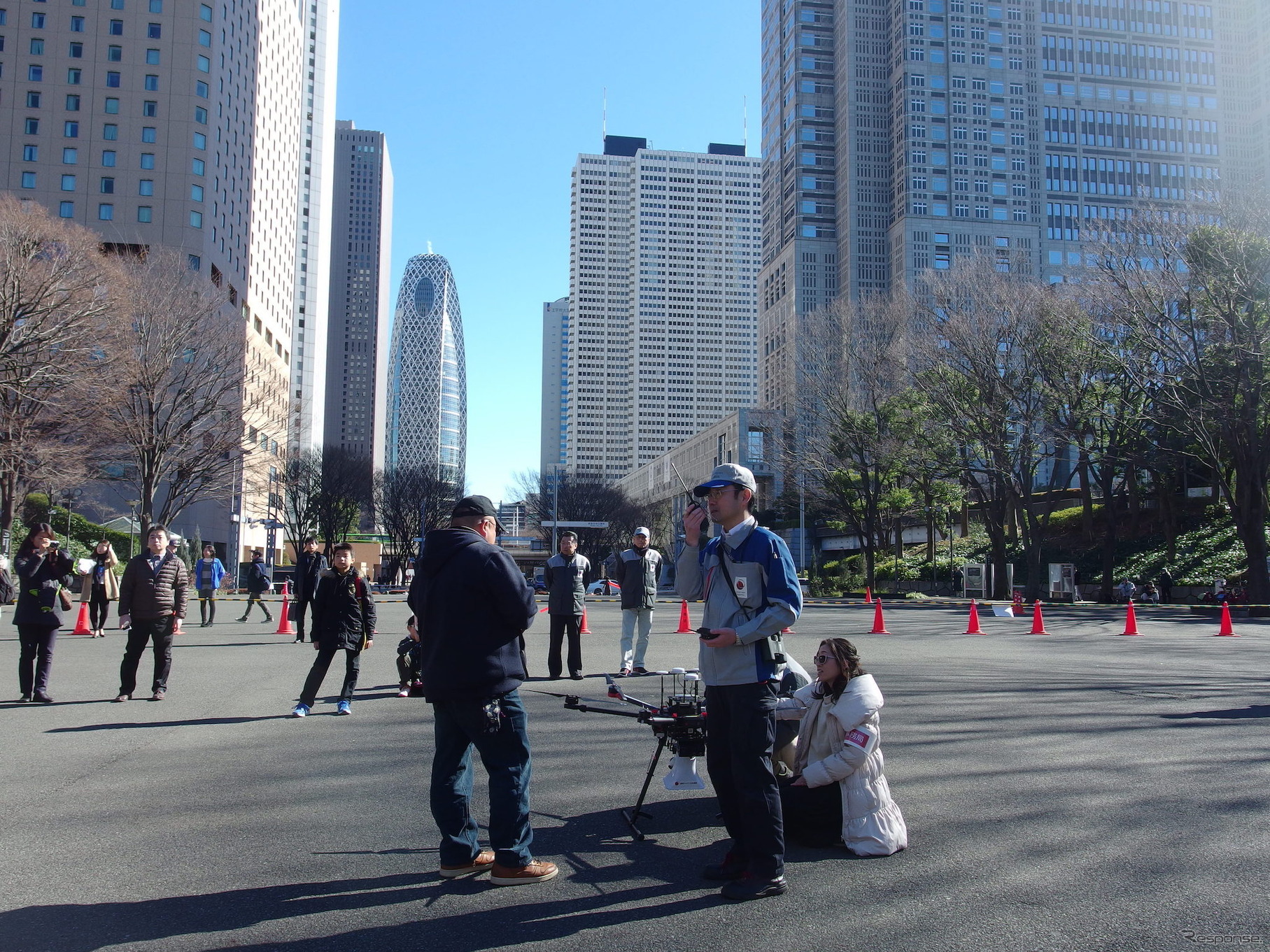 新宿周辺周辺地域における、ドローンを用いた情報収集および滞留者誘導実証実験（2月11日、新宿中央公園）