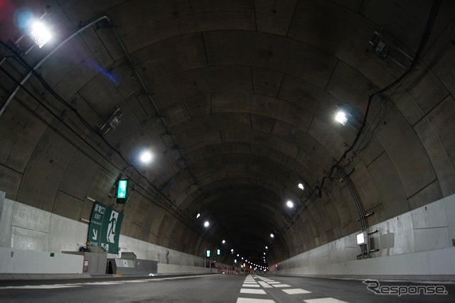 シールド工法で掘削されたトンネルは直径12.3mの円形。上部の2/3を車道として、下部の1/3を避難通路として使用する。照明は高輝度LEDとなっている。