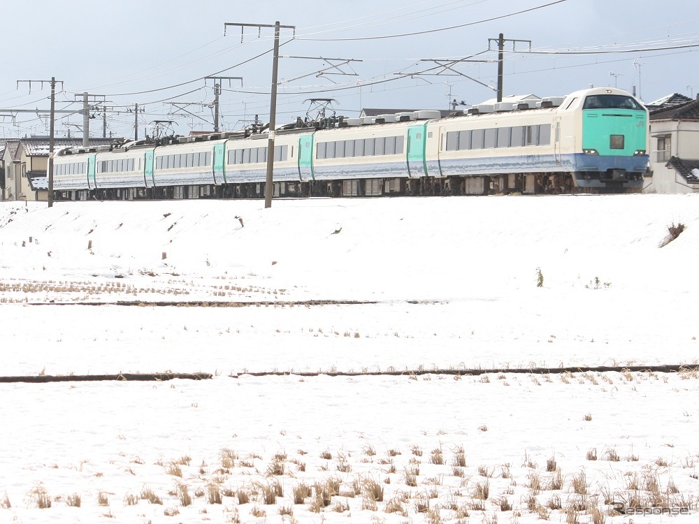 新潟～糸魚川間の快速列車で運用されている485系R編成。3月のダイヤ改正で快速が廃止され、同時に485系の定期運用も消滅する。