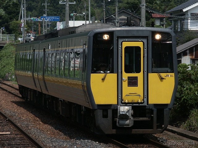 JR西日本は北陸・近畿・中国地方の国鉄線を引き継いだ。写真は特急『スーパーまつかぜ』。