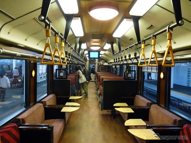 飯山線の観光列車『おいこっと』で使われているキハ110系改造車の車内。内装は「古民家」のイメージでまとめられている。