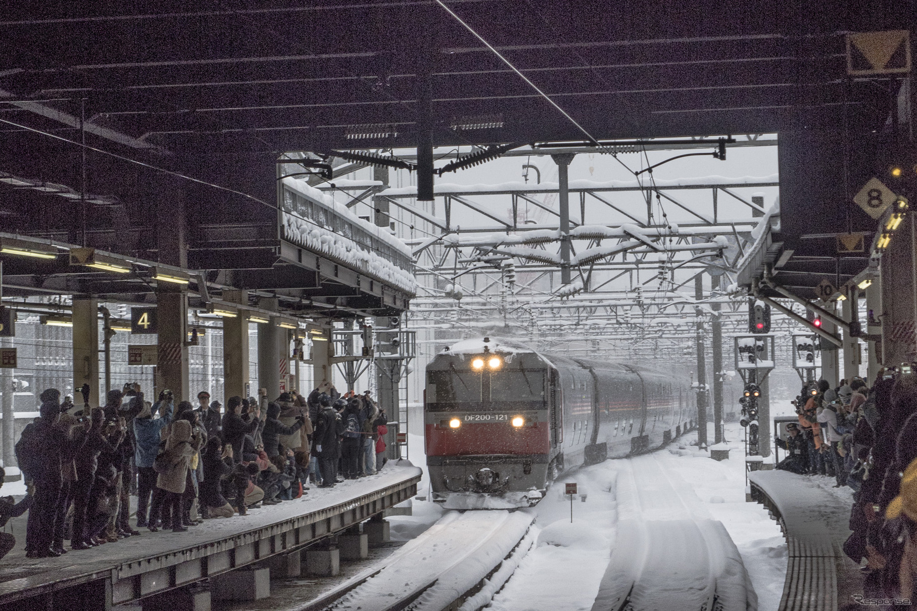 札幌駅4番ホームに入線する北海道最後の『カシオペア』。