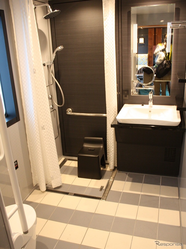 ロイヤルツイン（ユニバーサル仕様）：4号車のロイヤルツインは車椅子でも利用しやすいようリビングやトイレ・洗面台・シャワースペースが広く取られている。