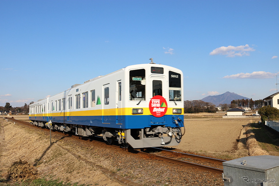 関東鉄道 キハ5010形 外観　その先に筑波山