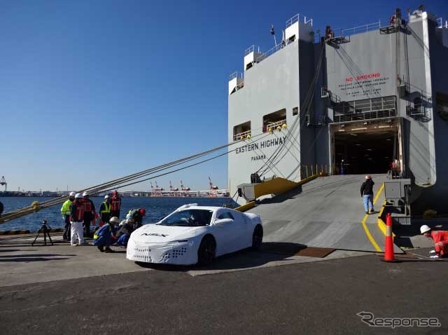 横浜港に到着した新型NSX