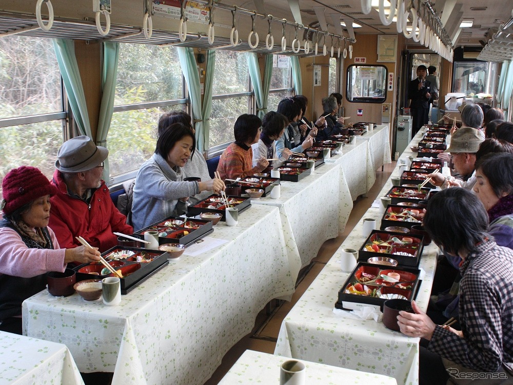 恵那方3・4両目の食堂車「じねんじょ列車」の様子。大半は女性客だった。