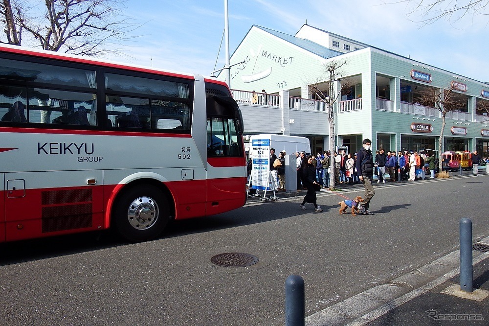 会場の真ん中にアクセスするシャトルバス。2会場の実際に距離から感じるわずらわしさを埋める利便性で利用者は多数。