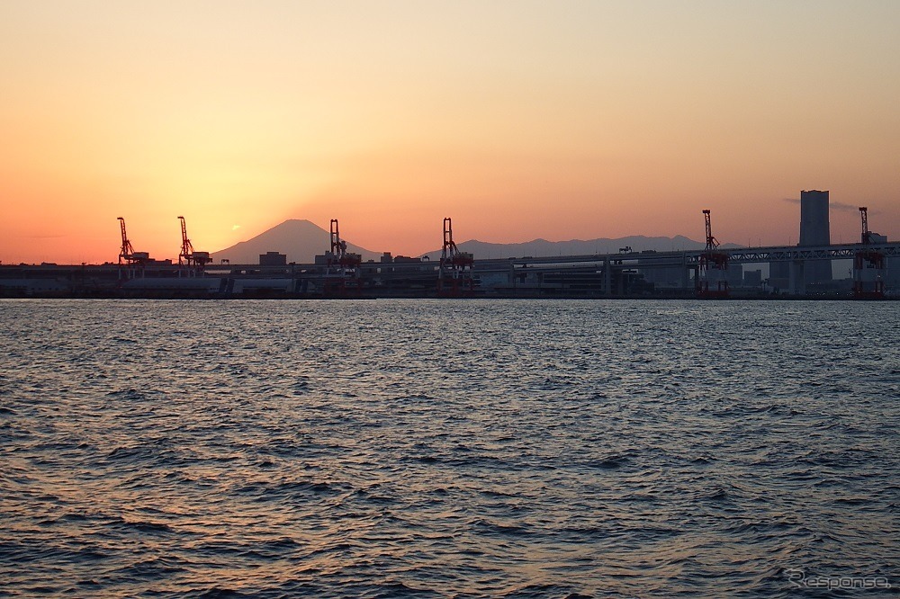 富士山の肩に日没する瞬間。